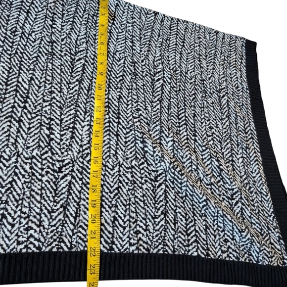 Lululemon Divinity Scarf Chunky Womens OS Soft Trax White Black Booluc Rel: 9/16 - Picture 14 of 14